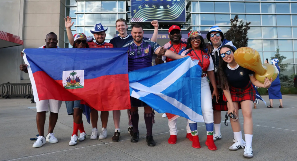 Torcedores de Haiti e Escócia antes do duelo entre as seleções pela Copa do Mundo, em Boston • Mattia Ozbot/Getty Images