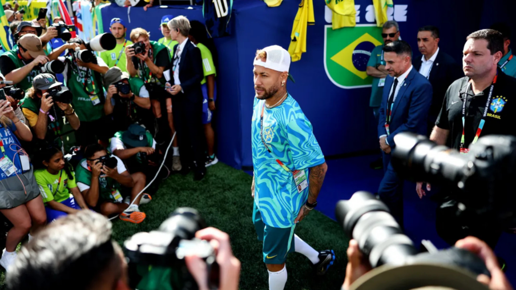 Neymar está no gramado antes de Brasil x Marrocos (Photo by Dan Mullan/Getty Images) • Getty Images