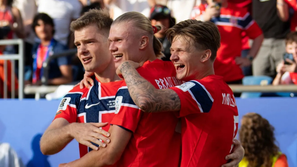 Jogadores da Noruega celebram gol de Haaland contra o Iraque • Joe Prior/Visionhaus via Getty Images