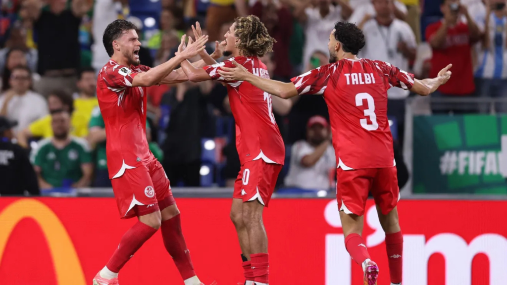 Jogadores da Tunísia celebrando o gol marcado sobre a Suécia, em jogo da primeira rodada da Copa do Mundo • Ryan Pierse - FIFA/FIFA via Getty Images