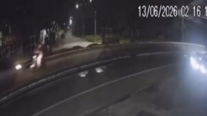 Jovem em bicicleta elétrica fica ferida após ser atingida por carro na contramão em Taubaté