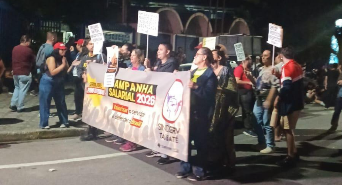 caminhada do sindserv na frente da pmt