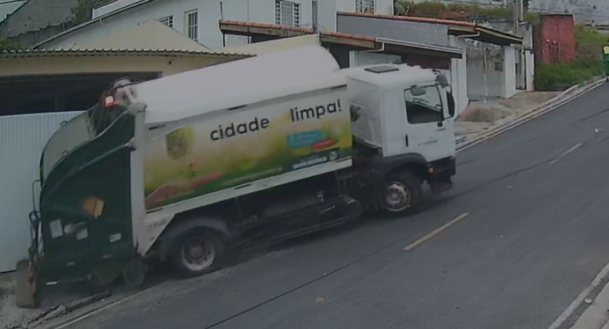 caminhão de lixo perde freio em santa branca