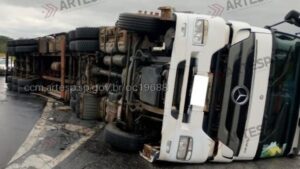 Carreta colide contra barreira de proteção e tomba na rodovia SPD 005/065 em Jacareí