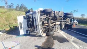 Carreta sofre falha mecânica, tomba e bloqueia alça de acesso entre a Dutra e a Carvalho Pinto em Taubaté