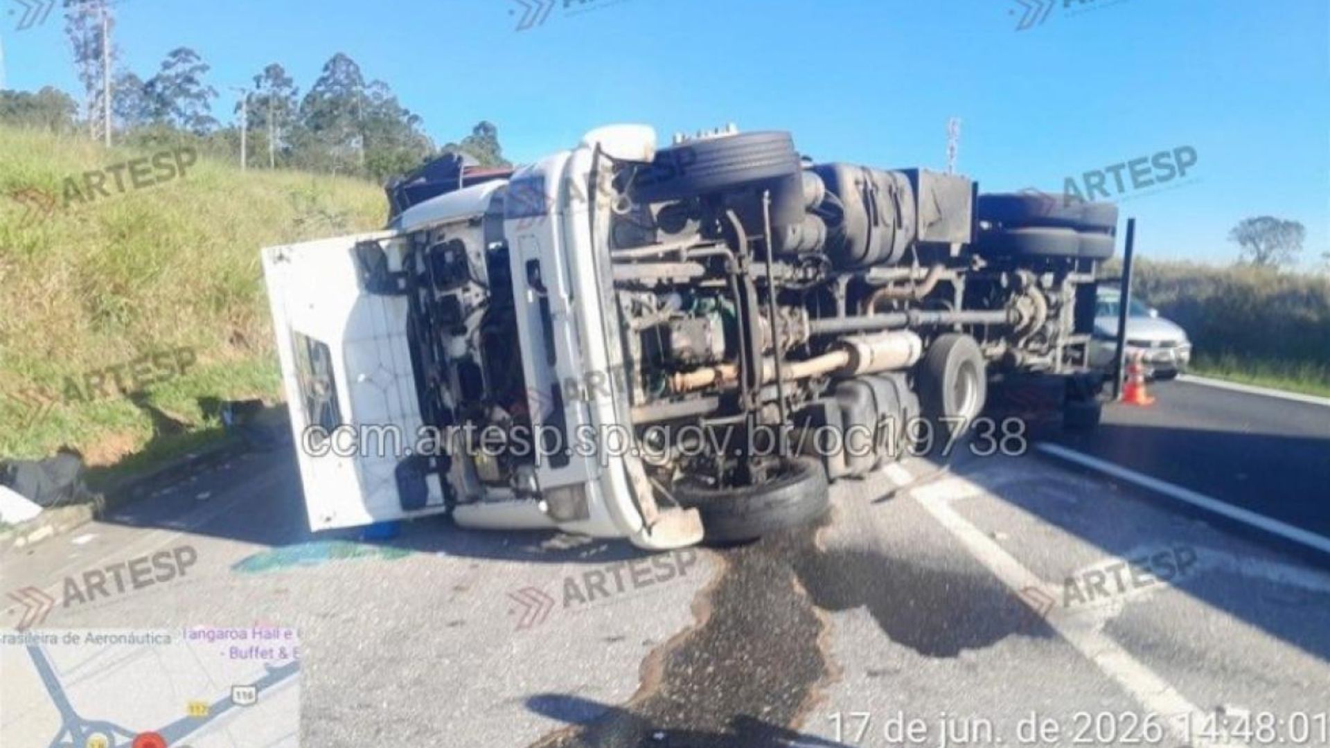 carreta tomba em taubaté