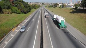 Idoso de 64 anos morre atropelado na Via Dutra em Taubaté