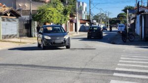 Acidente sem vítimas entre carro e moto complica o trânsito no Esplanada Independência