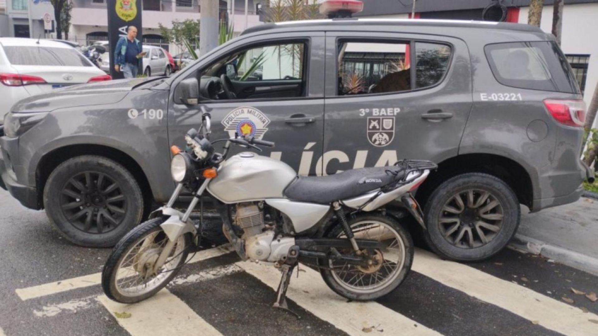 imagem de moto recuperada pela pm em taubaté