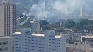 Incêndio de grandes proporções atinge área de vegetação na orla do Banhado em São José dos Campos