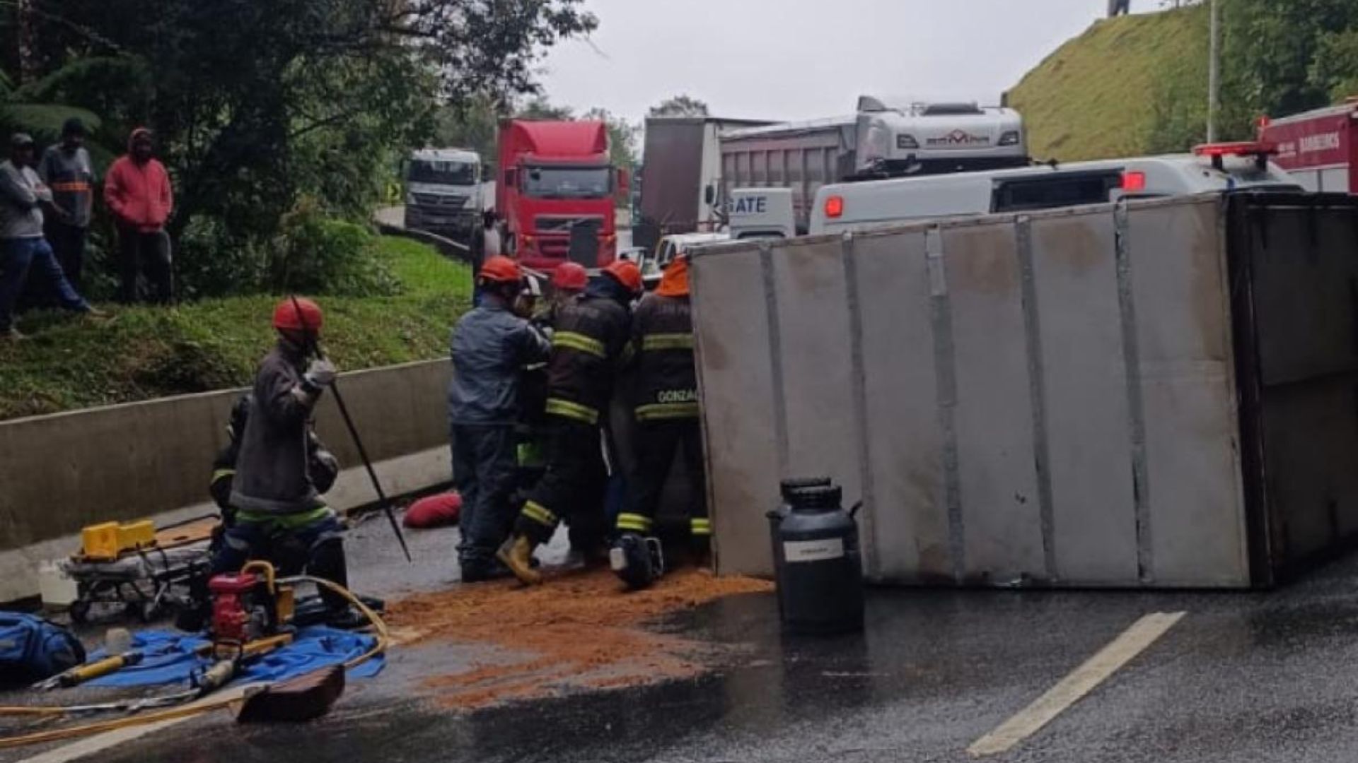motorista colide com barranco e capota na tamoios caragua
