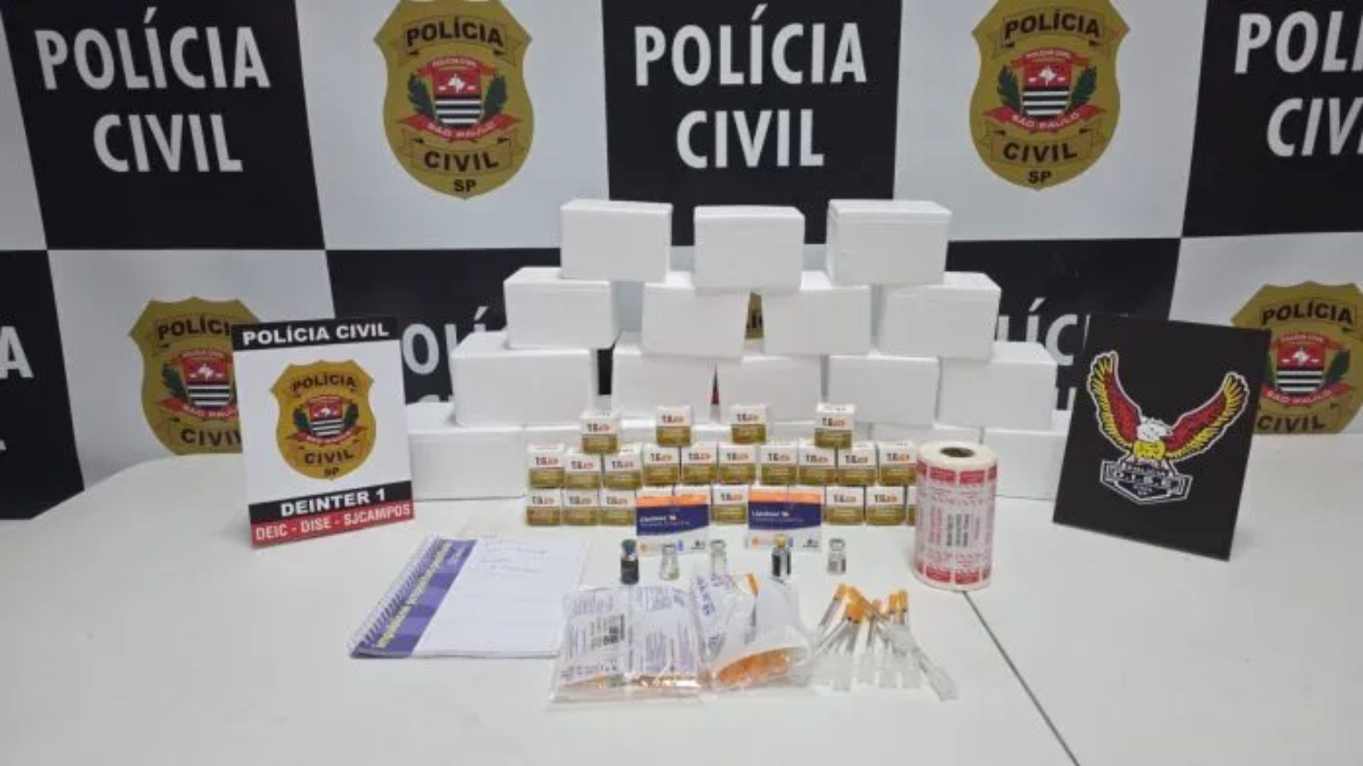 mulher presa em flagrante com medicamentos para emagrecimento desconhecidos
