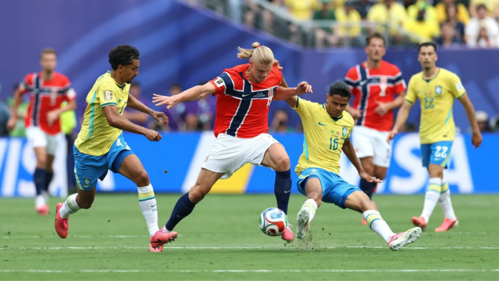 Haaland disputa bola com a defesa brasileira em Brasil x Noruega • Buda Mendes/Getty Images/Via Fifa