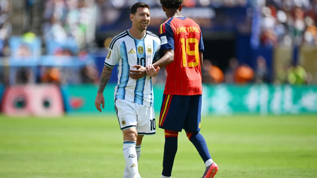 Espanha é Campeã da Copa do Mundo 2026 Lionel Messi e Lamine Yamal durante a final da Copa do Mundo • FIFA via Getty Images