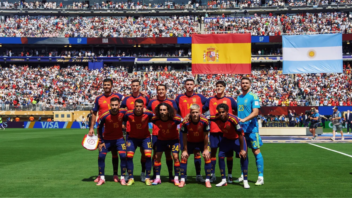 Espanha é Campeã da Copa do Mundo 2026 Equipe da Espanha perfilada antes do jogo contra a Argentina, pela final da Copa do Mundo • Reprodução/X/@SEFutbol