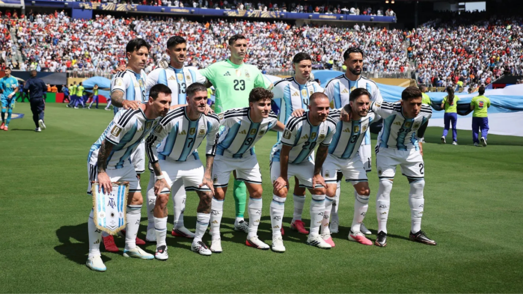 Espanha é Campeã da Copa do Mundo 2026 Equipe da Argentina perfilada antes da final da Copa do Mundo, contra a Espanha • Reprodução/X/@Argentina