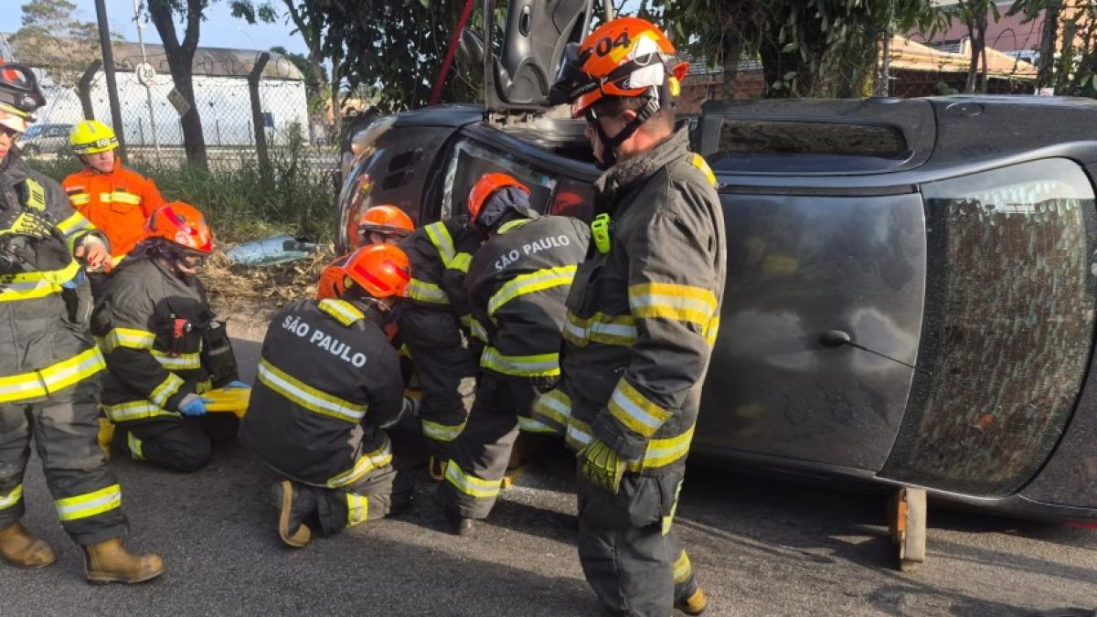 acidente de capotamento na dutra de jacareí