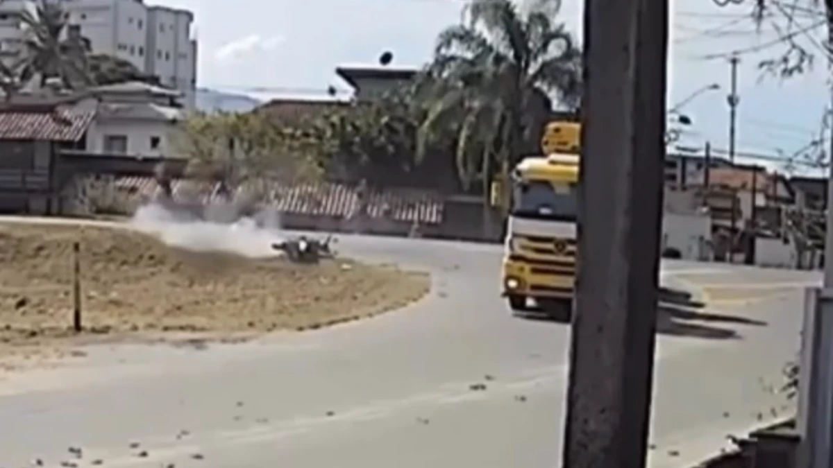 Motociclista fica gravemente ferido após colidir com caminhão na Rio-Santos em Ubatuba Motociclista fica gravemente ferido após colidir com caminhão na Rio-Santos em Ubatuba