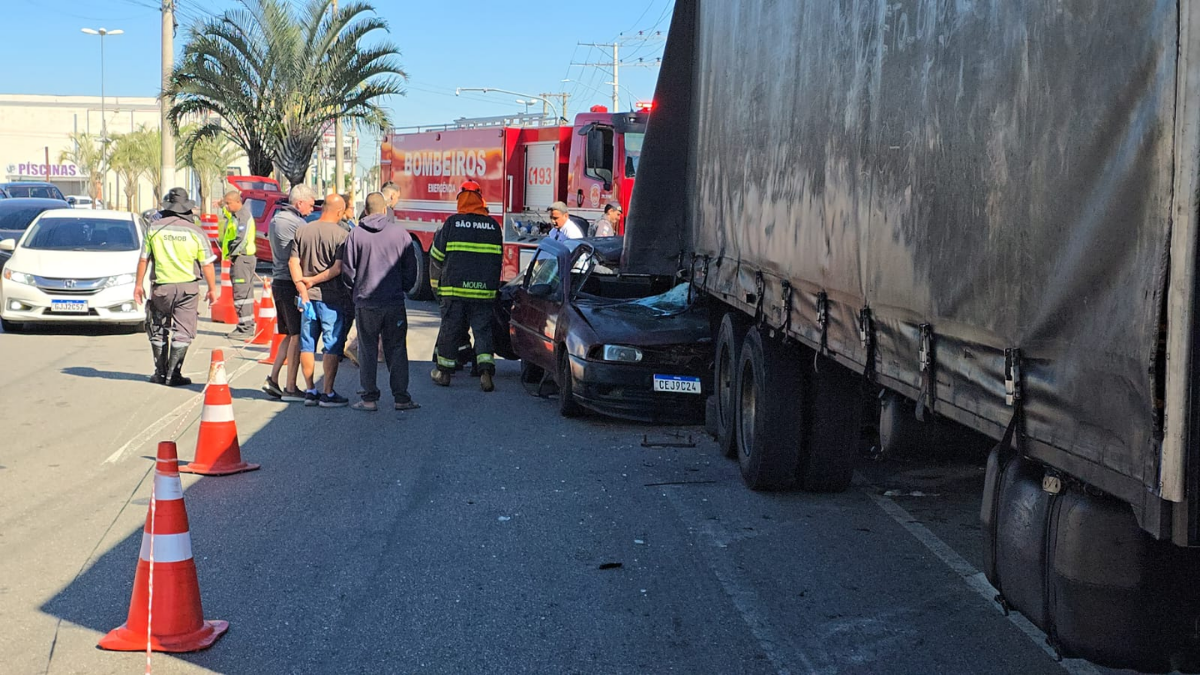 Idoso morre após carro atingir traseira de caminhão quebrado em avenida de Taubaté acidente mata idoso em taubaté