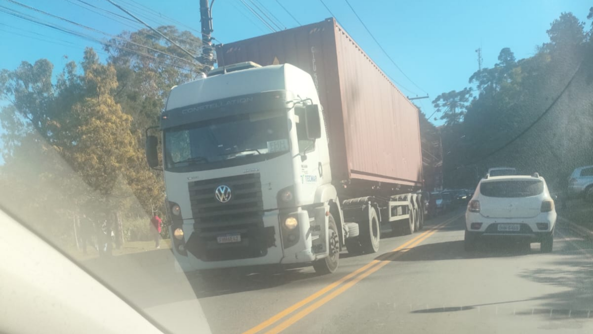 Moradores de Campos do Jordão denunciam tráfego de carretas e falta de fiscalização no Capivari caminhões andando em area não permitida em campos do jordão