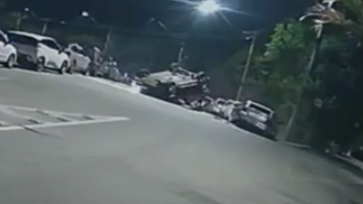 Carro capota e atinge três veículos estacionados na saída da Farma Conde Arena em São José capotamento de veículo em sjc