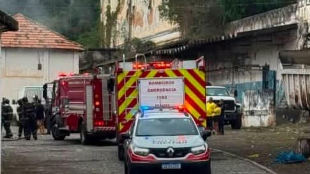 Incêndio em antigo frigorífico mobiliza Corpo de Bombeiros na Vila Canevari em Cruzeiro fogo em antigo frigorifico de cruzeiro