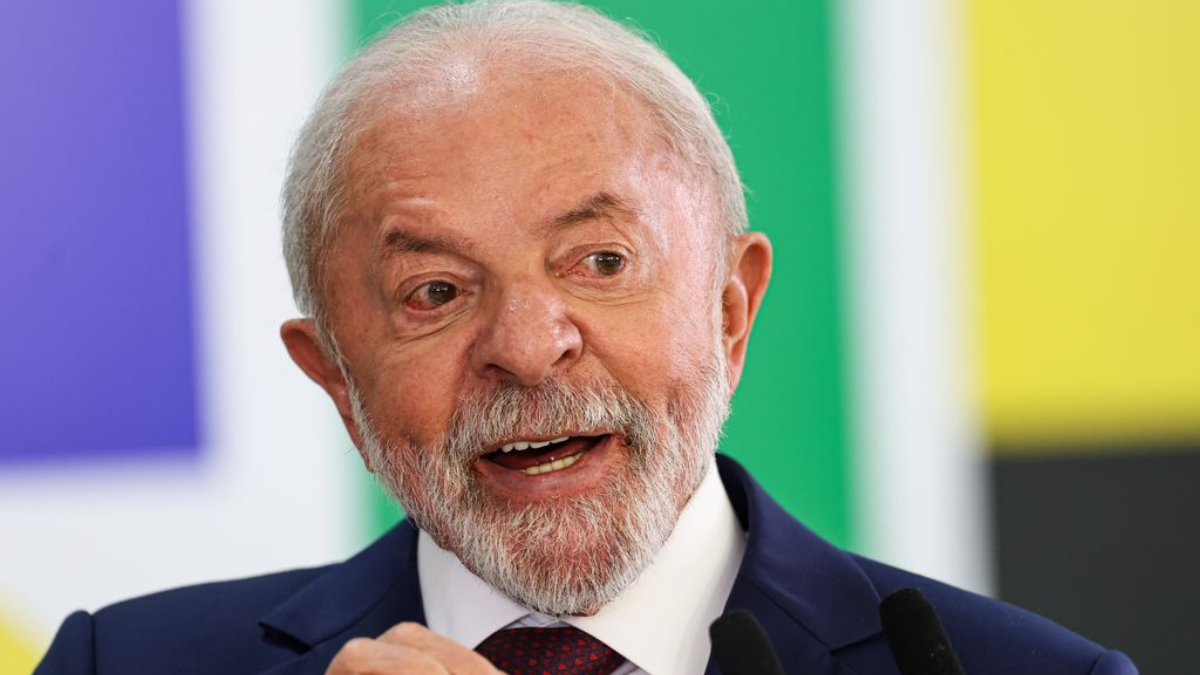 O presidente da República, Luiz Inácio Lula da Silva, cumpre agenda oficial em São José dos Campos nesta segunda-feira (13). A visita de Estado tem como objetivo principal conhecer de perto a UGEE1000BR, a primeira Unidade Geradora de Energia Elétrica equipada com uma turbina a gás de engenharia 100% nacional alimentada integralmente por etanol. O compromisso está programado para as 13h30 no Instituto de Aeronáutica e Espaço (IAE), órgão subordinado ao Departamento de Ciência e Tecnologia Aeroespacial (DCTA), complexo militar e científico de referência global. O desenvolvimento do equipamento marca um passo estratégico para a soberania industrial e tecnológica do país. Ao contrário de projetos anteriores que operavam em território nacional com maquinário adaptado de fornecedores estrangeiros, a UGEE1000BR foi integralmente concebida, projetada e manufaturada no Brasil. O ecossistema de inovação englobou engenheiros do IAE/DCTA e empresas nacionais parceiras, como a Aero Concepts, FW Soluções Industriais e GA General Automation, contando com aporte financeiro e institucional do Ministério da Ciência, Tecnologia e Inovação e da Finep. A arquitetura do sistema baseia-se nos princípios termodinâmicos de motores aeronáuticos. O etanol hidratado — idêntico ao comercializado nas redes de postos de combustíveis — é injetado e queimado em uma câmara de combustão interna de alta pressão. Os gases em expansão gerados pelo processo movimentam as palhetas de uma turbina de alta rotação que, por sua vez, aciona o eixo mecânico de um gerador elétrico de alta performance. Aplicações Estratégicas e Protocolo de Ensaios Demonstrador tecnológico passará por bateria de testes antes de ser homologado para produção em escala industrial. A natureza compacta e a autonomia operativa da turbina a etanol abrem um amplo leque de aplicações em cenários logísticos complexos. Devido à capacidade de gerar energia firme sob demanda de forma contínua, independentemente de fatores climáticos que afetam fontes eólica ou solar, o maquinário é considerado ideal para suprir demandas de energia descentralizada e sistemas de emergência. Entre os principais empregos listados pela Força Aérea Brasileira (FAB) destacam-se: Logística de Defesa e Saúde: Operação em bases militares avançadas, hospitais de campanha e centros estratégicos de telecomunicação. Ajuda Humanitária: Suporte energético em áreas atingidas por desastres naturais e isoladas da rede de distribuição tradicional. Sistemas Híbridos: Integração com microrredes de painéis fotovoltaicos e bancos armazenadores de baterias. Apesar da apresentação formal às autoridades e ao Executivo Federal, a UGEE1000BR encontra-se em estágio de demonstrador tecnológico. O protótipo, entregue no início de julho, será submetido a um cronograma rigoroso de ensaios em bancada de testes nas instalações do DCTA. O protocolo técnico avaliará parâmetros críticos como curva de potência real, taxas de consumo específico, índice de emissões de poluentes atmosféricos e durabilidade dos materiais. Não há estimativa de custos de manufatura ou prazos de comercialização no mercado varejista.