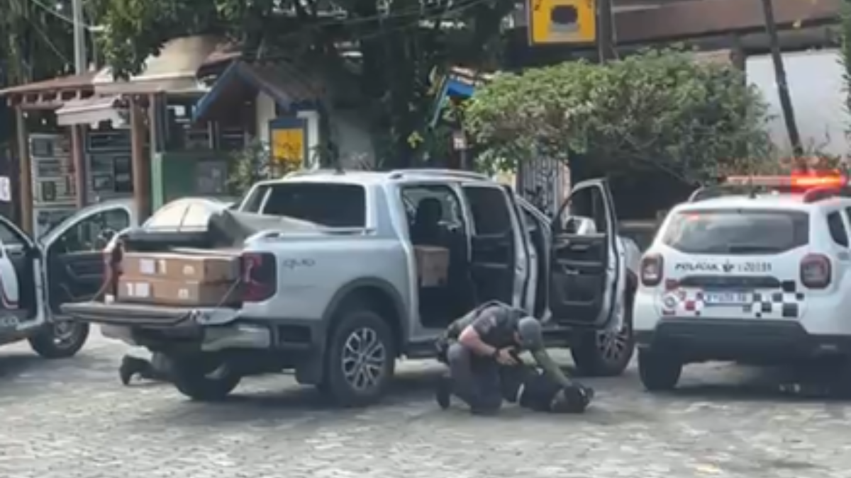 Perseguição policial termina com prisão de assaltantes após roubo com reféns na Riviera perseguição policial em são sebastião