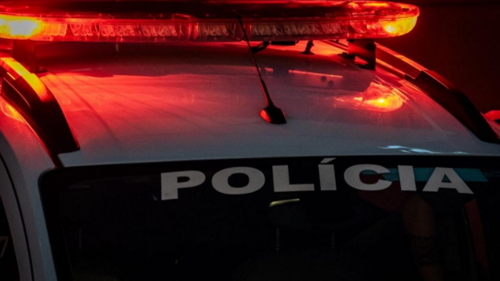 Jovem de 22 anos é baleado no rosto em Caçapava e suspeito é preso no telhado de imóvel policia imagem sirene