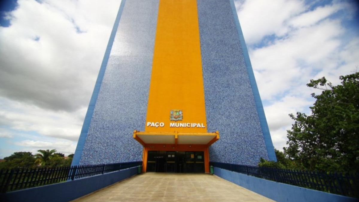 Prefeito Anderson Farias nega uso de dinheiro público em viagens da namorada ao exterior prefeitura municipal paço municipal são josé dos campos