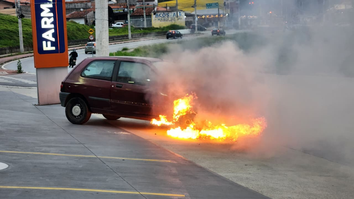 Carro pegando fogo em Taubaté