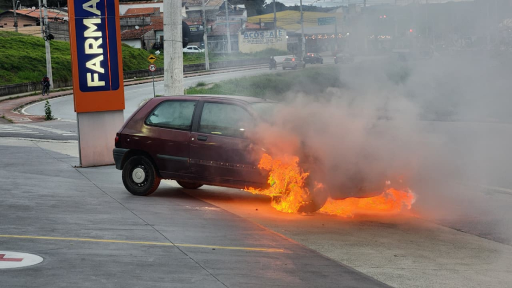 Carro pegando fogo em Taubaté