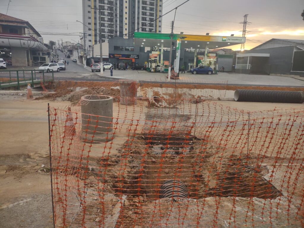 Caçapava avança com intervenções de drenagem e asfaltamento na Avenida Brasil Obras na Avenida Brasil em Caçapava