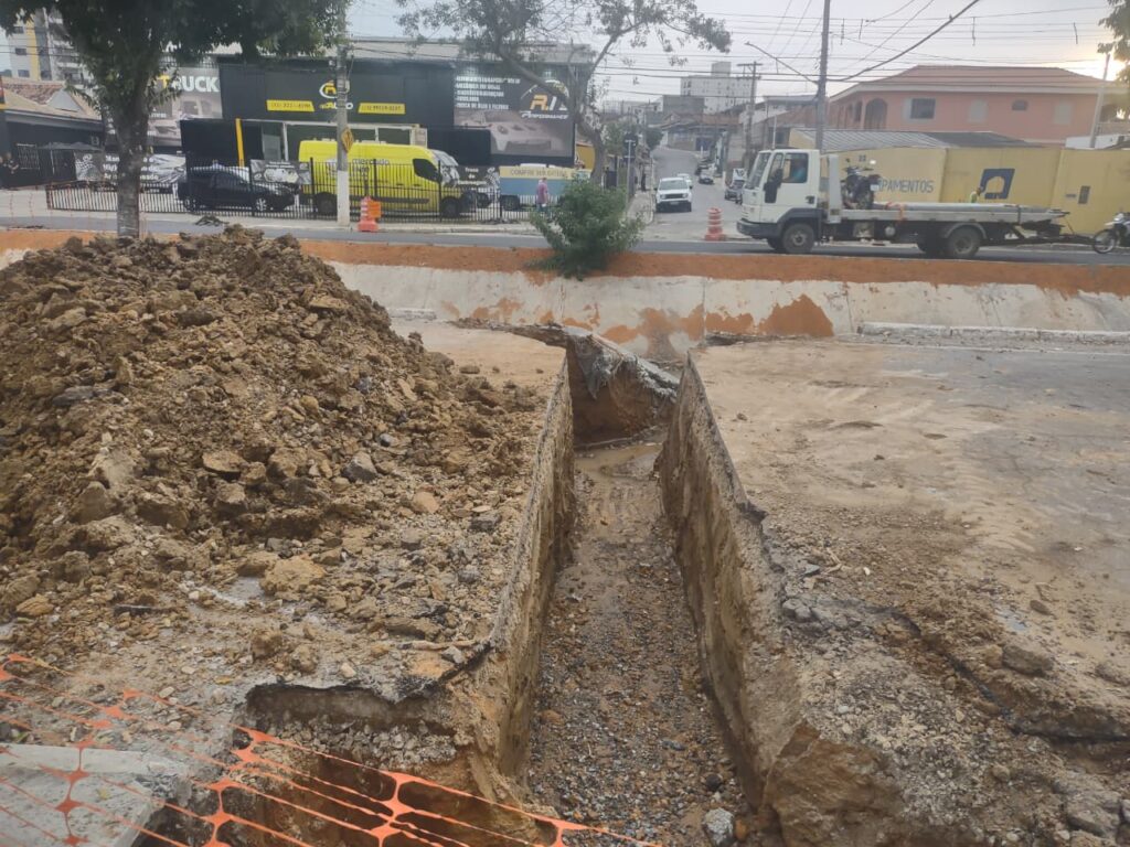 Caçapava avança com intervenções de drenagem e asfaltamento na Avenida Brasil Obras na Avenida Brasil em Caçapava