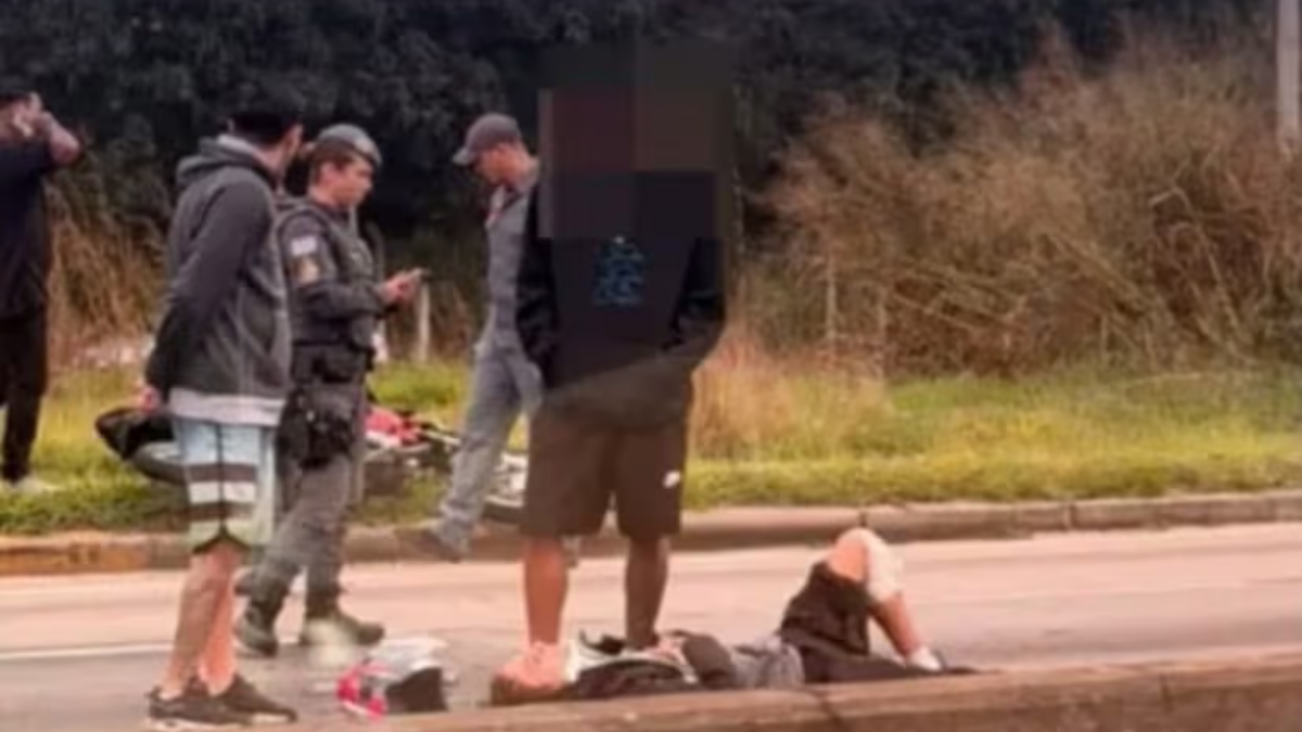 Colisão entre moto e carro deixa dois feridos na Dutra no trecho urbano de São José dos Campos acidente entre moto e carro em sjc