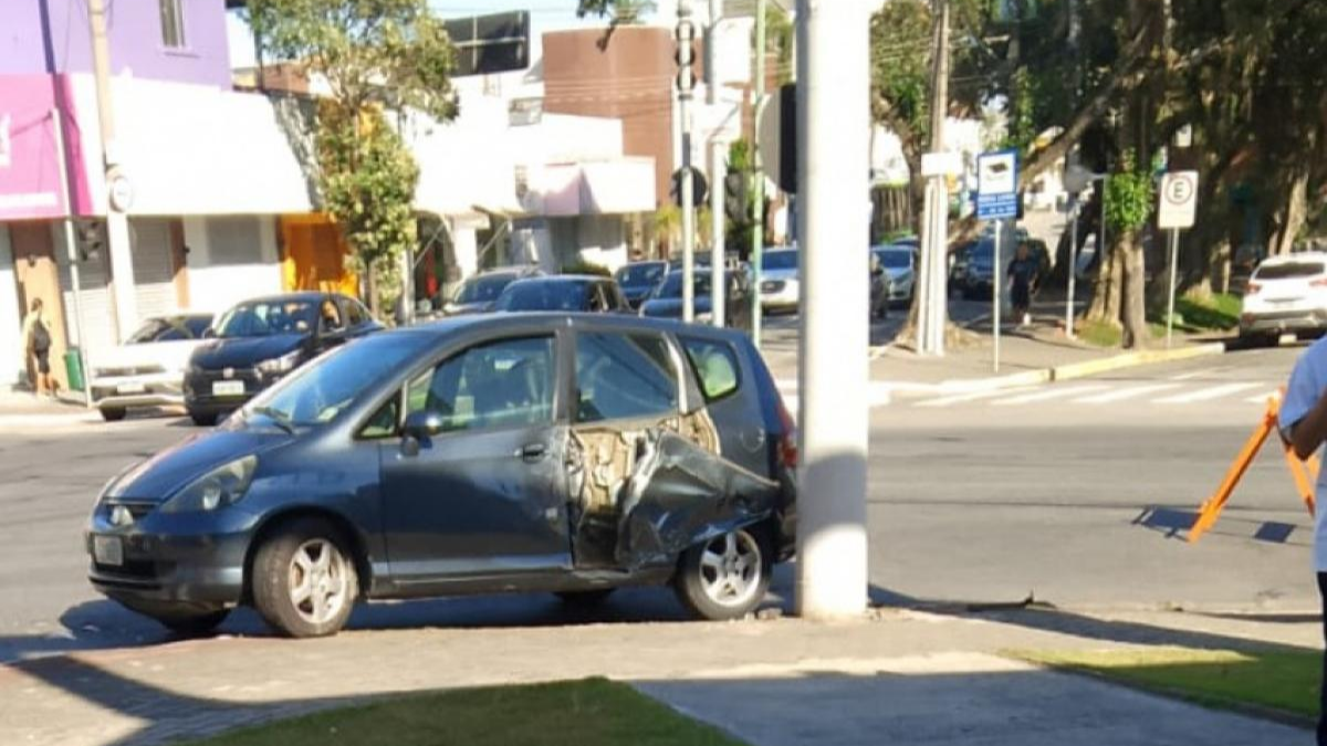 Colisão entre carro de passeio e ônibus do transporte público mobiliza socorro na Vila Ema em São José acidente entre onibus e carro de passeio em são josé