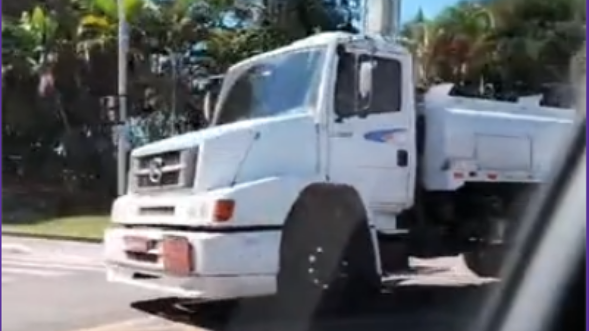 caminhão pipa trava transito na tarde de quinta feira em taubaté