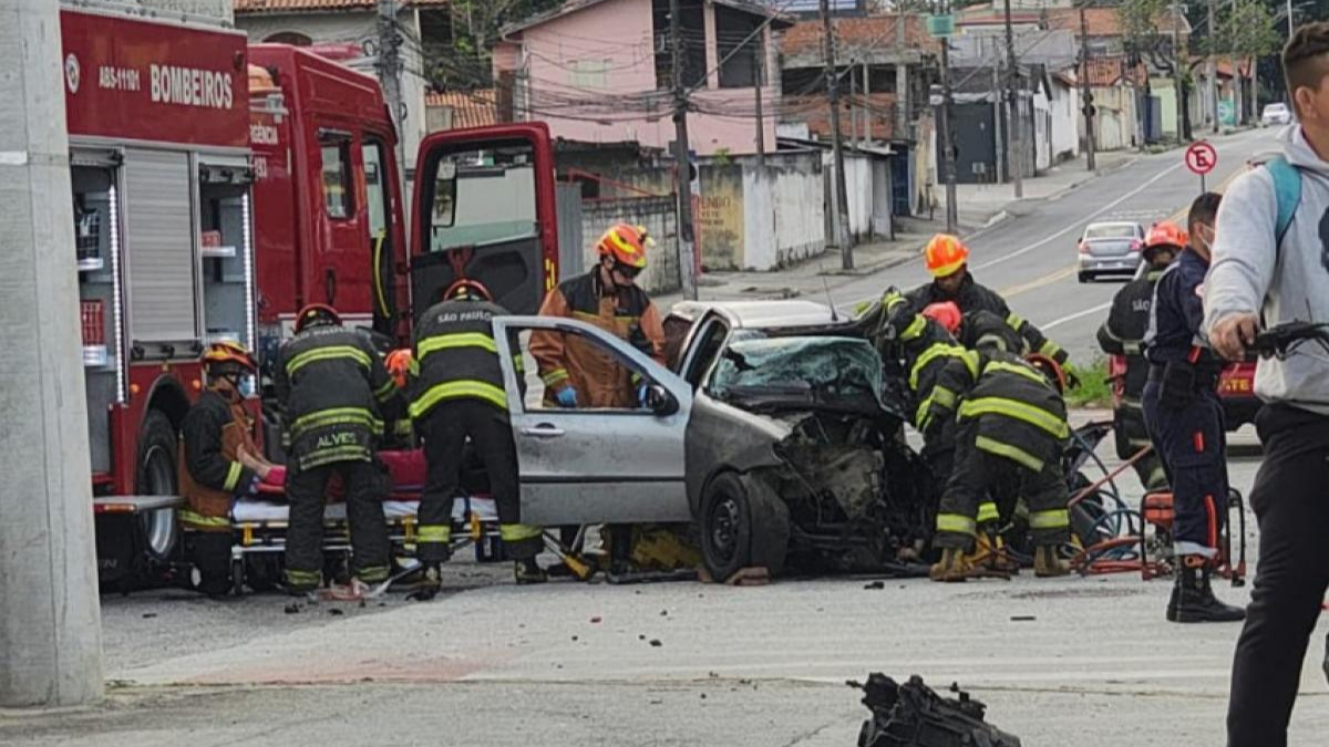 Colisão entre carro e ônibus deixa duas pessoas gravemente feridas no Jardim Vale do Sol em SJC carro e onibus deixam feridos graves em sjc