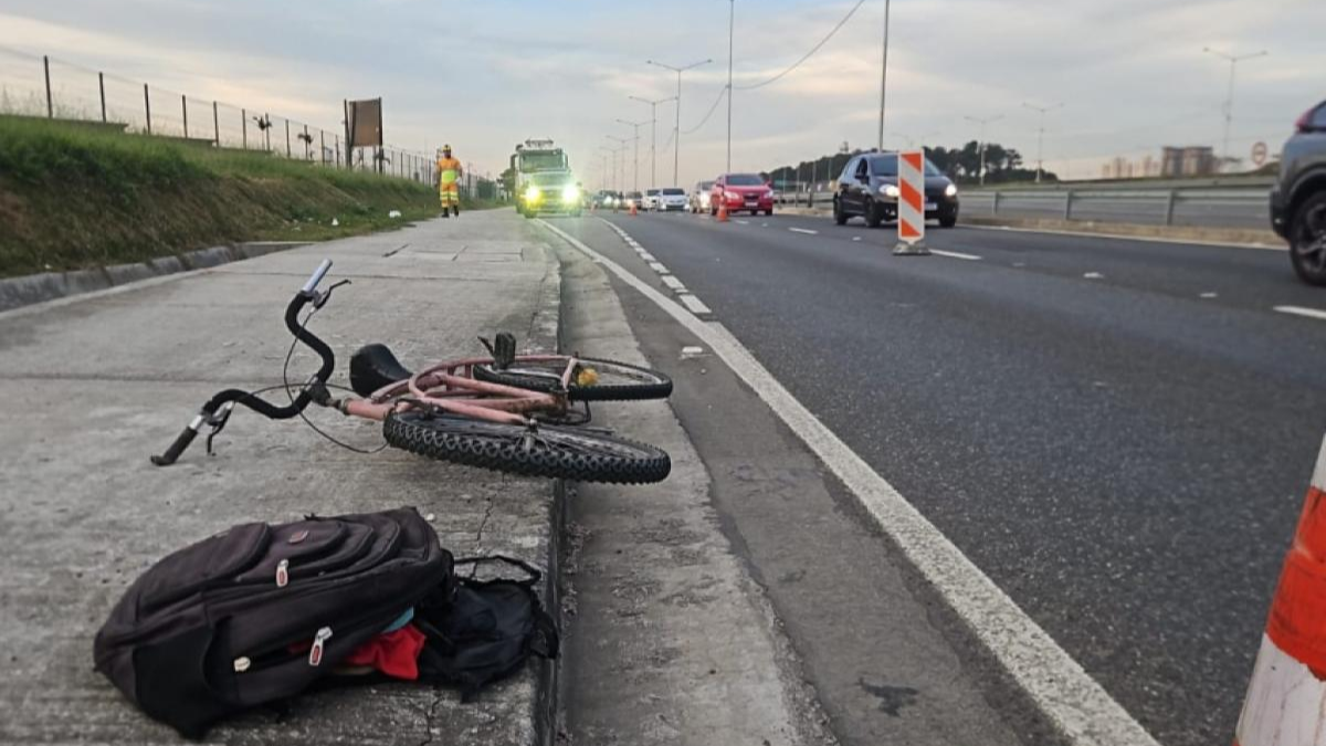 ciclista fica em estado grave após ser atropelado na dutra de sjc