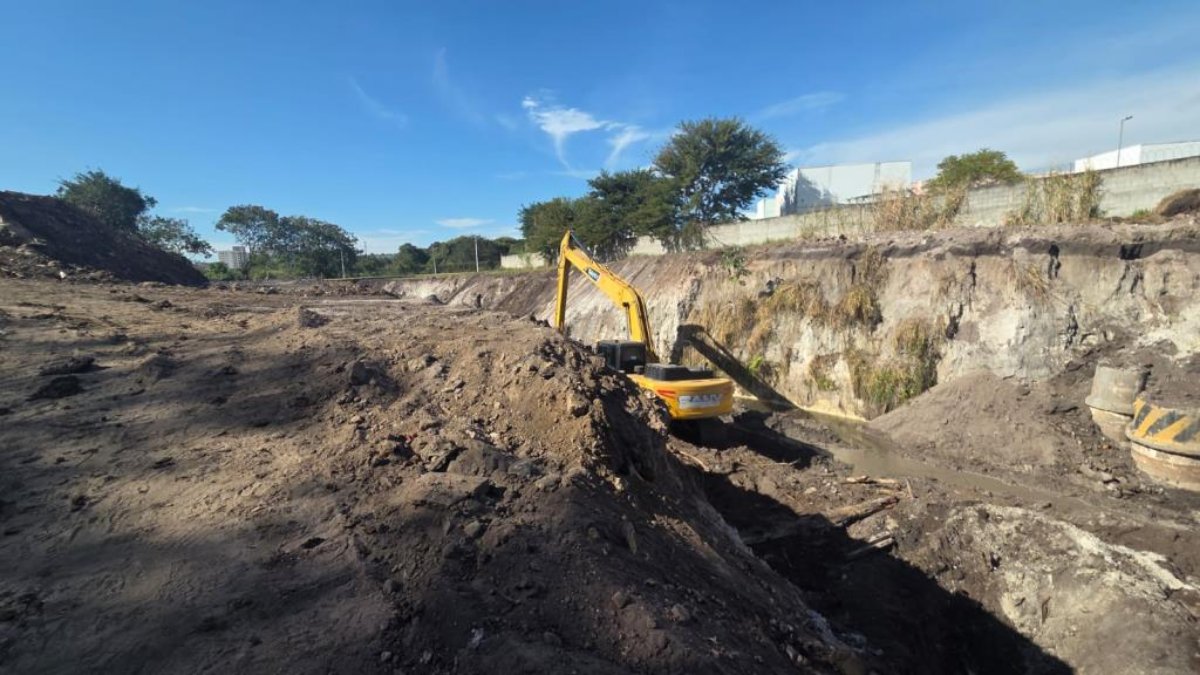 Taubaté: Prefeitura realiza desassoreamento de córrego na Vila São José desassoreamento em córrego da vila são josé taubaté