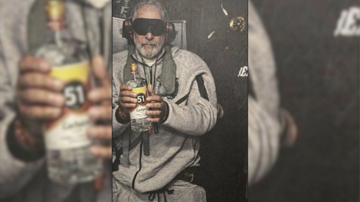 foto montagem de lula preso no lugar do maduro com uma cachaça 51 na mão