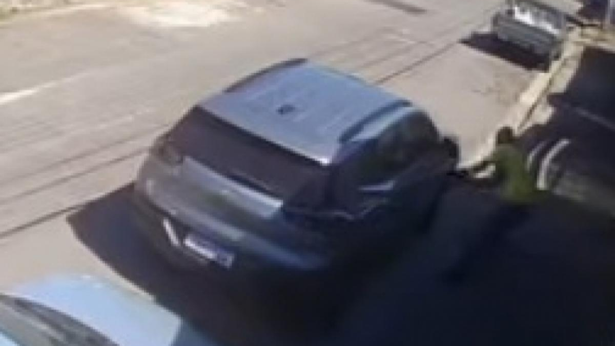 Homem é gravado riscando a pintura de três carros estacionados na Vila Tatetuba em São José dos Campos homem arranha carros em sjc