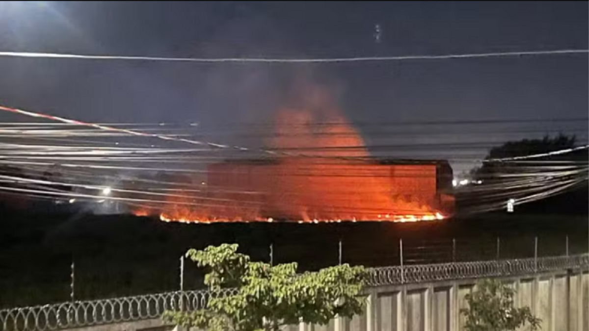 Incêndio atinge cerca de 2 mil m² de vegetação na região do Parque do Itaim em Taubaté incendio em area de vegetação no itaim taubaté