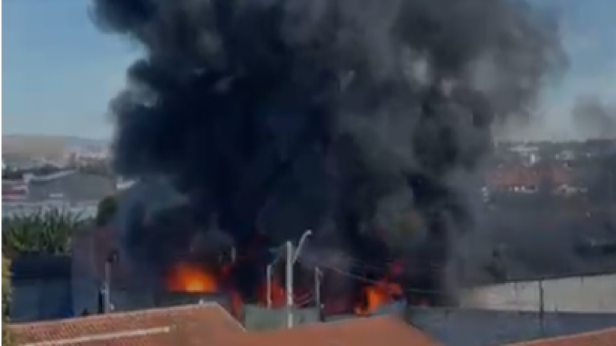 Incêndio atinge depósito de materiais recicláveis e mobiliza Corpo de Bombeiros em Guaratinguetá incendio em depósito em guaratingueta