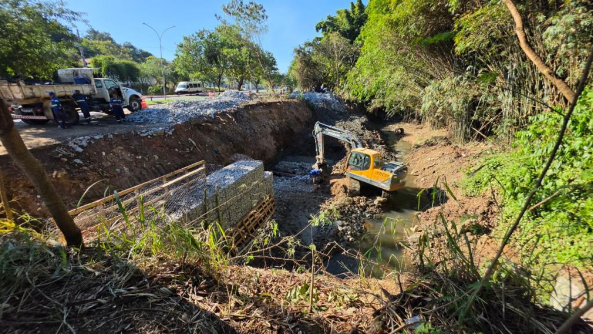 obras no córrego convento velho taubaté