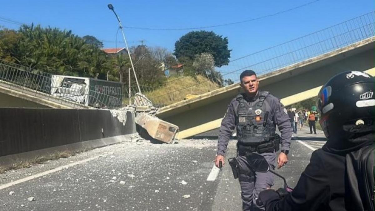 Passarela desaba após choque com caminhão e deixa dois mortos na Rodovia Fernão Dias em Vargem passarela desaba após caminhão maior que o limite permitido bater nela