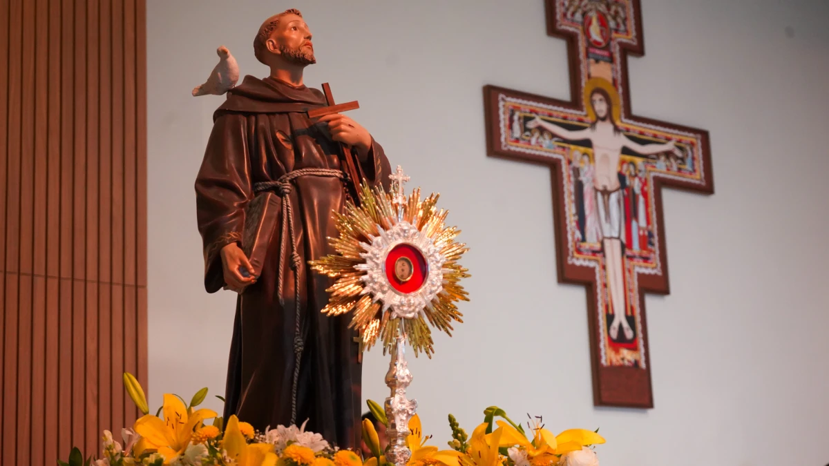 Relíquia de primeiro grau de São Francisco de Assis chega à Canção Nova para visitação de fiéis são francisco de assis cachoeira paulista canção nova