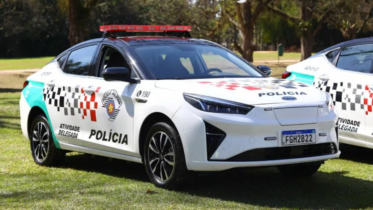Homem tenta esfaquear adolescente e é preso em São José viatura de polícia pmsjc
