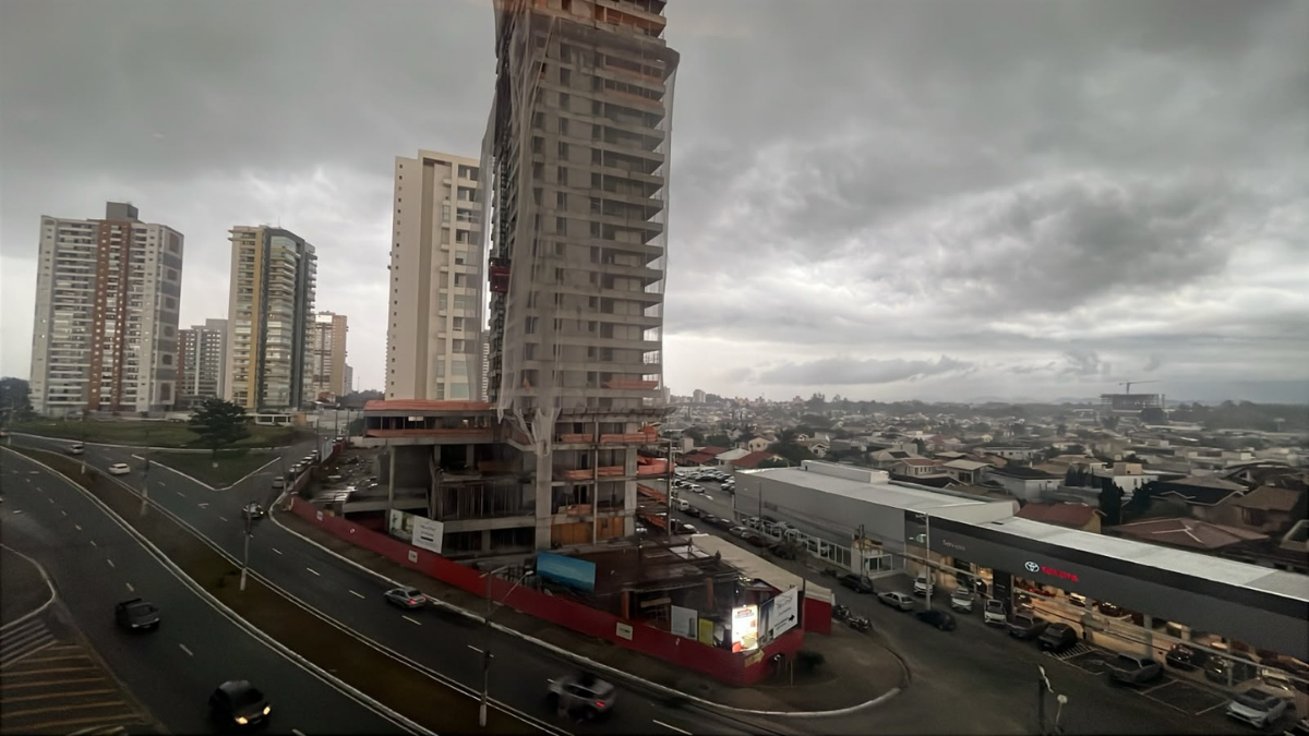 Vista Panorâmica aérea de Taubaté com clima fechado para chuva e tempestade