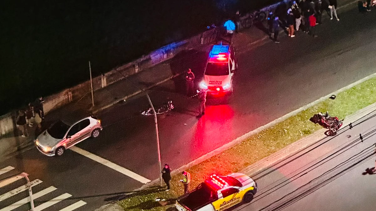 Jovem de 20 anos morre após colisão entre moto e ônibus na Linha Verde, em São José acidente em sjc com jovem de 20 anos e onibus